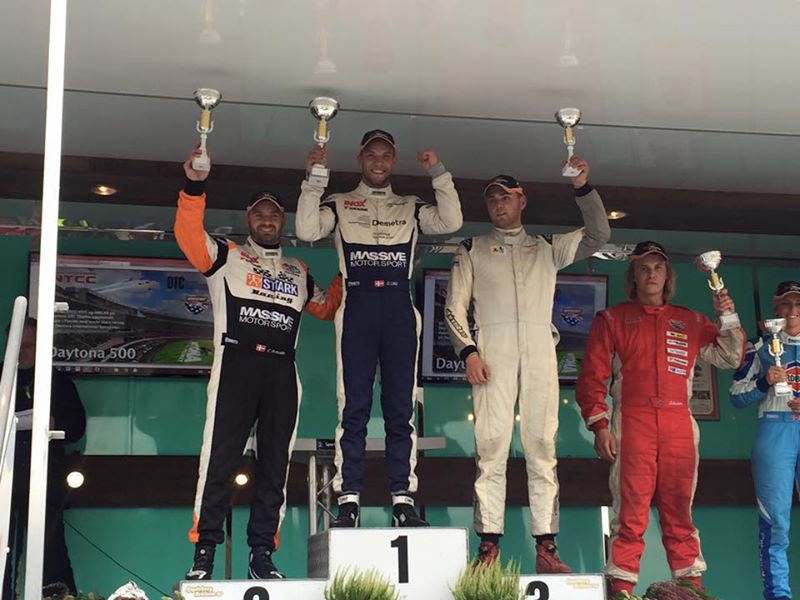 Modtagerne af pokalerne i finalen: Casper Elgaard (toer), Dennis Lind (vinder), Marius Nakken (treer), Sebastian Aarvik (U21) og Heidi Frydenhaug (rookie)
(Foto: Massive Motorsport)